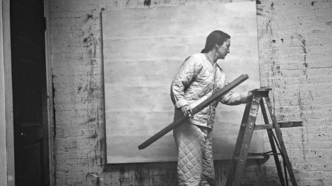 Alexander Liberman, Agnes Martin with level and ladder, 1960. Alexander Liberman Photography Archive, Getty Research Institute, Los Angeles. Photo: © J. Paul Getty Trust