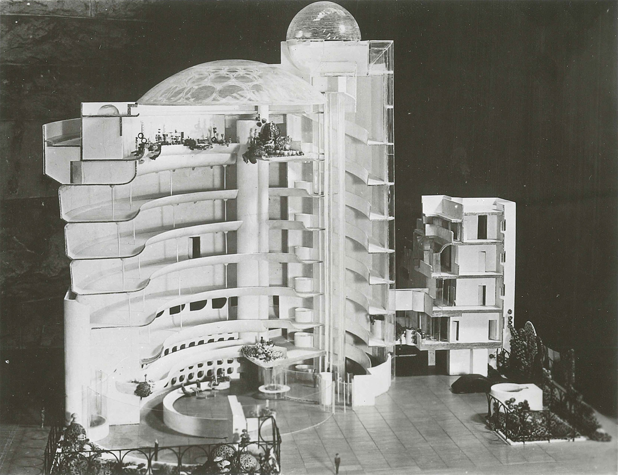 The model was developed and adapted over time. This image from December 1946 shows thin steel columns built in along the inner edge of the main gallery’s spiral. Solomon R. Guggenheim Museum Archives, New York, NY. Copyright © 2017 Frank Lloyd Wright Foundation, Scottsdale, AZ. All rights reserved. 