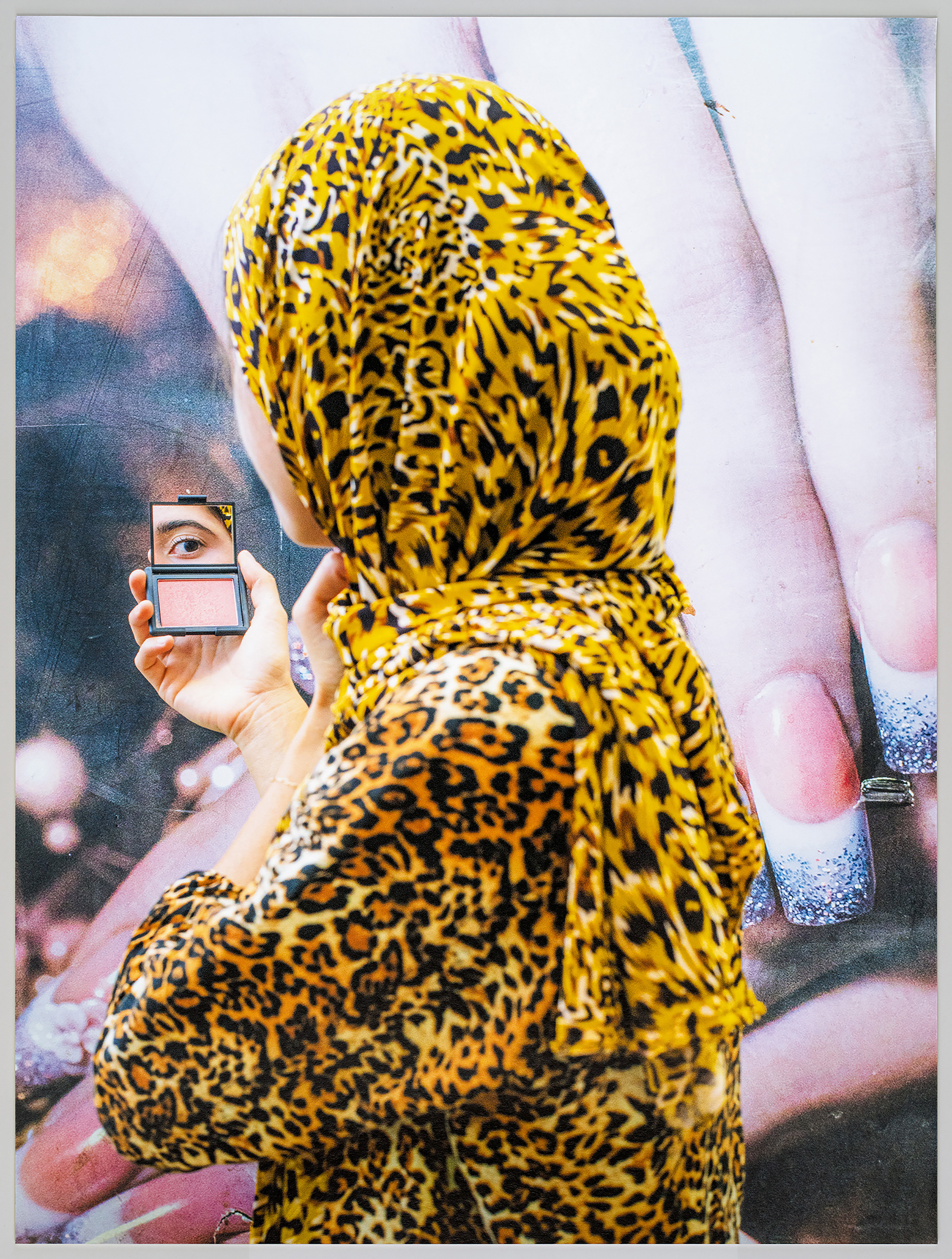 Descripción de Mujer con estampado de leopardo, 2019